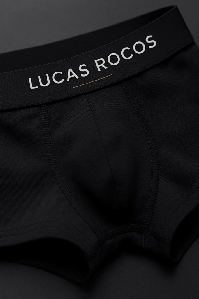 Detailaufnahme von Lucas Rocos Luxus Herrenunterwäsche – hochwertige Stofftextur und elegantes Verpackungsdesign in Schwarz und Gold.